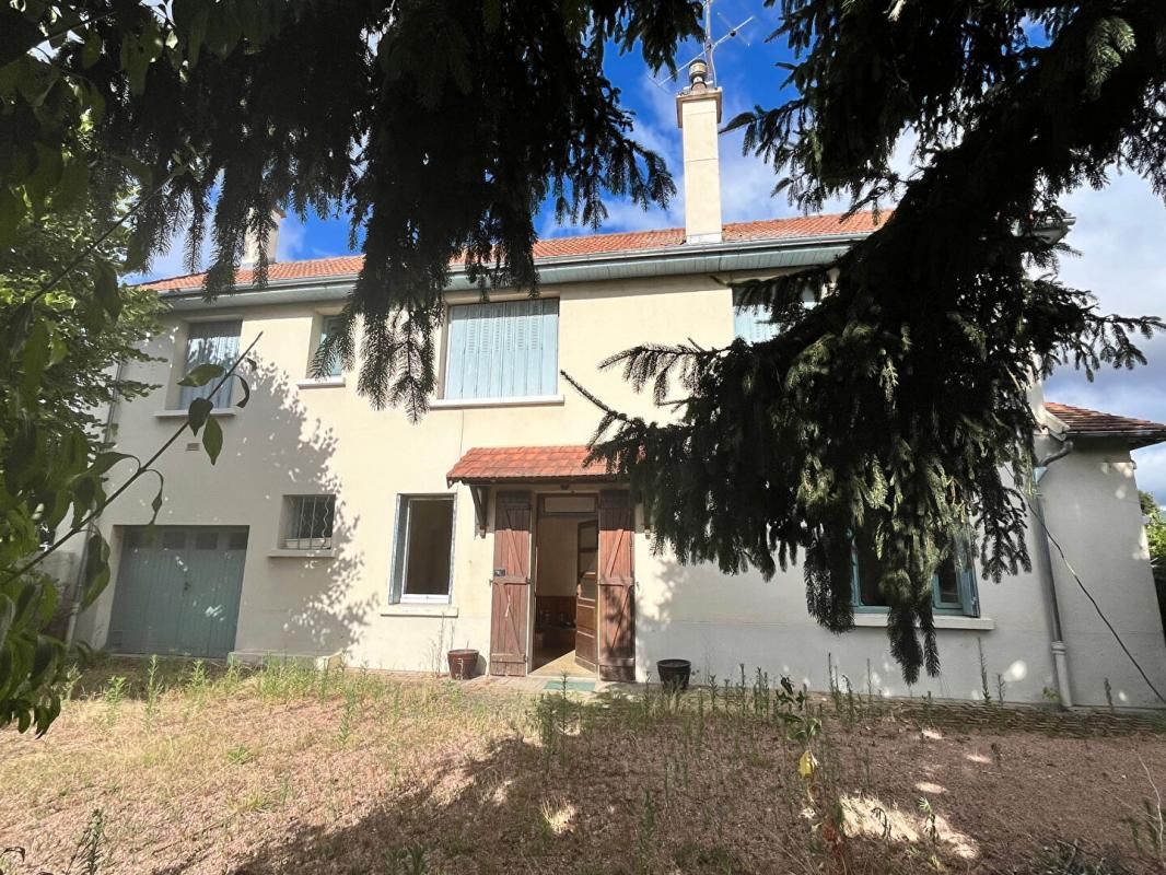 YZEURE Maison Yzeure cour + jardin + 2 garages + cave 1