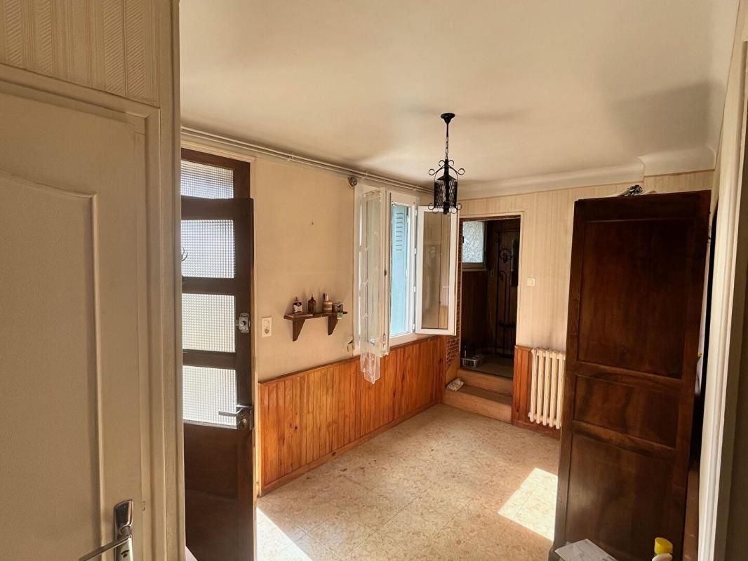 YZEURE Maison Yzeure cour + jardin + 2 garages + cave 2