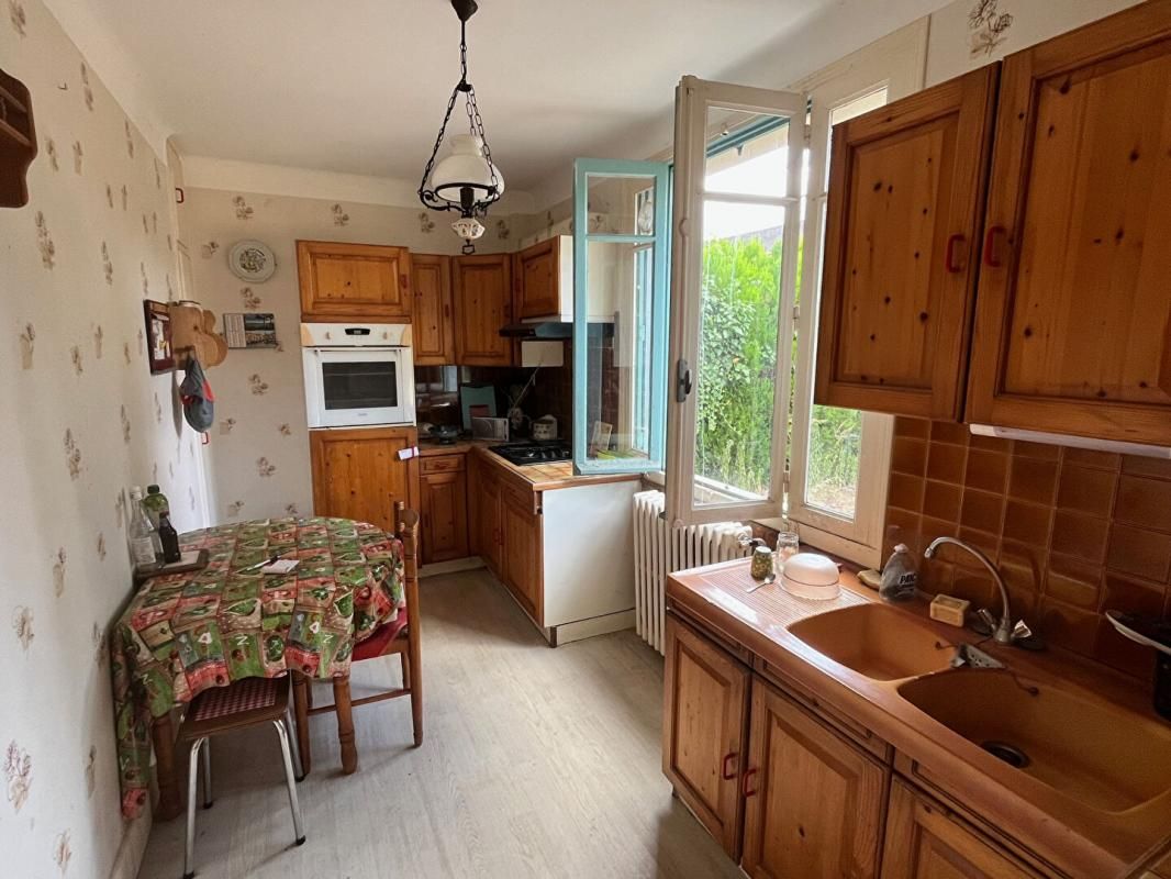 YZEURE Maison Yzeure cour + jardin + 2 garages + cave 3