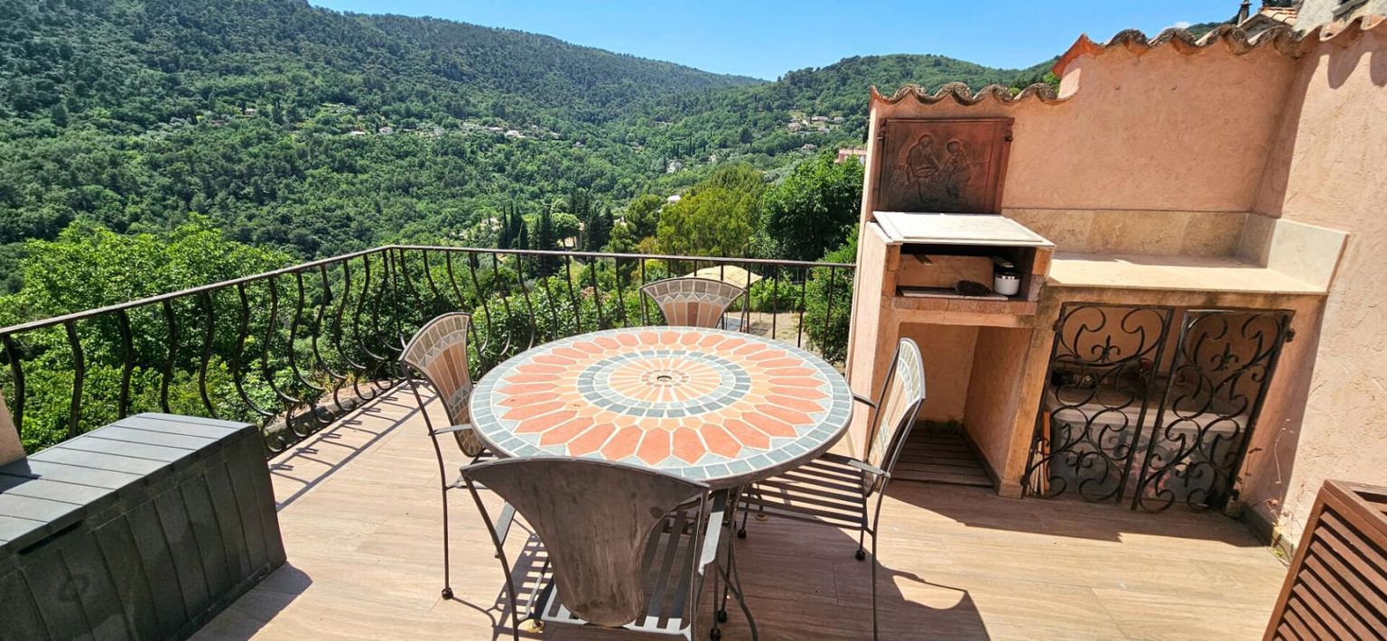 BARGEMON Cocon douillet avec terrasse et vue dégagée 1