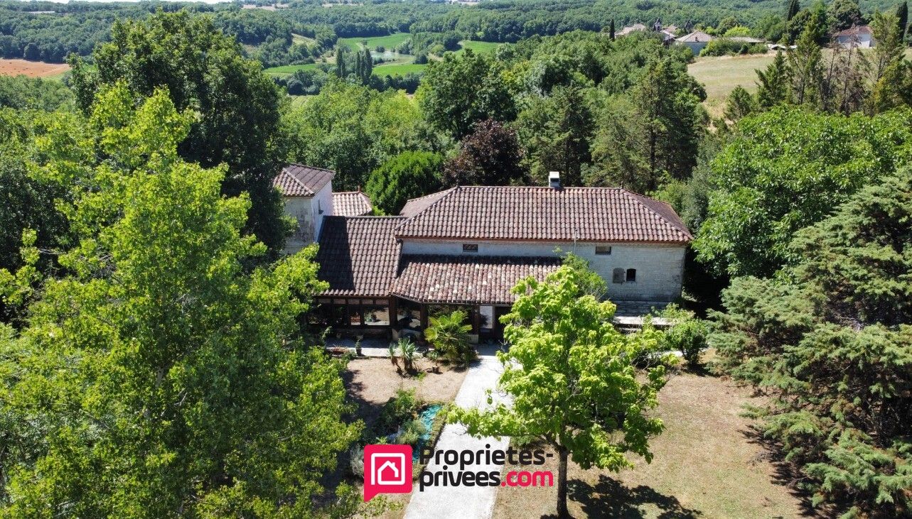 MONTCUQ Propriété de caractère avec piscine et dépendances dans un cadre d'exception 1