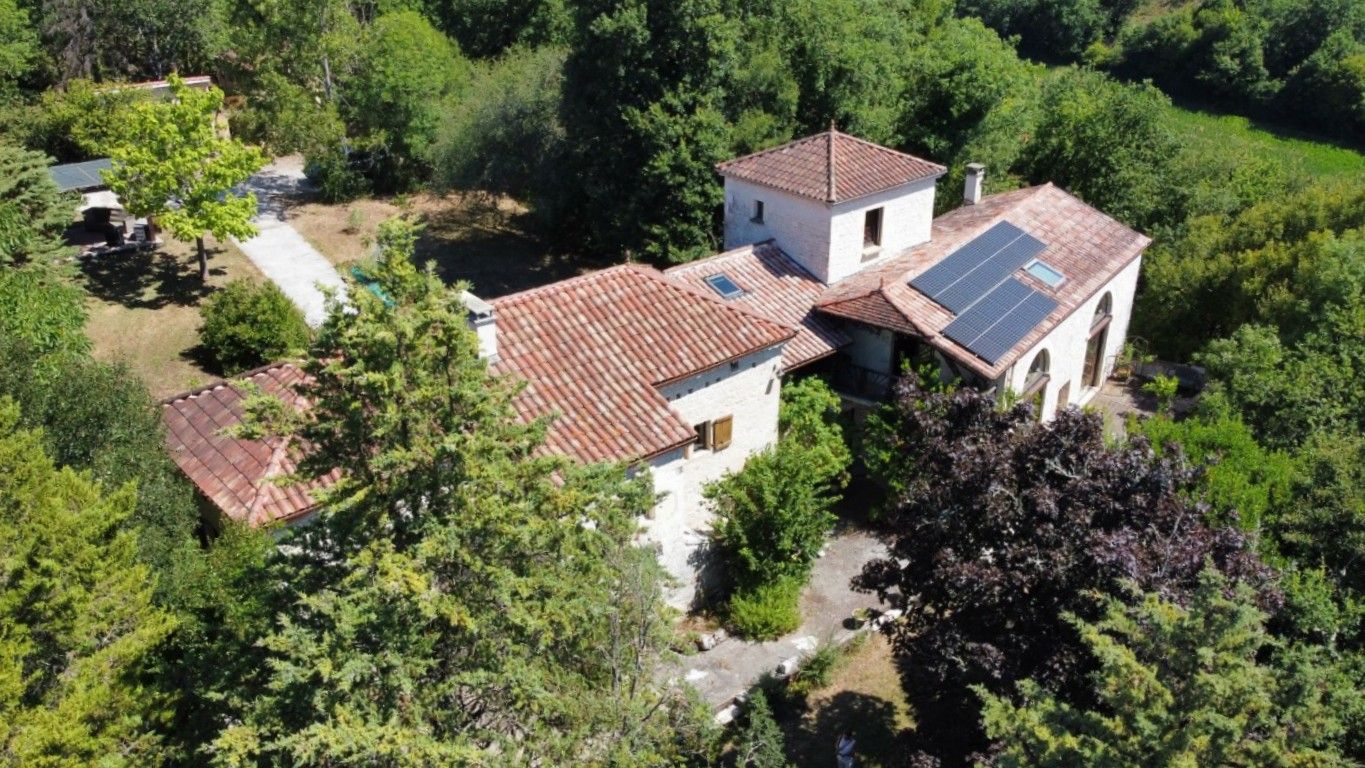 MONTCUQ Propriété de caractère avec piscine et dépendances dans un cadre d'exception 2
