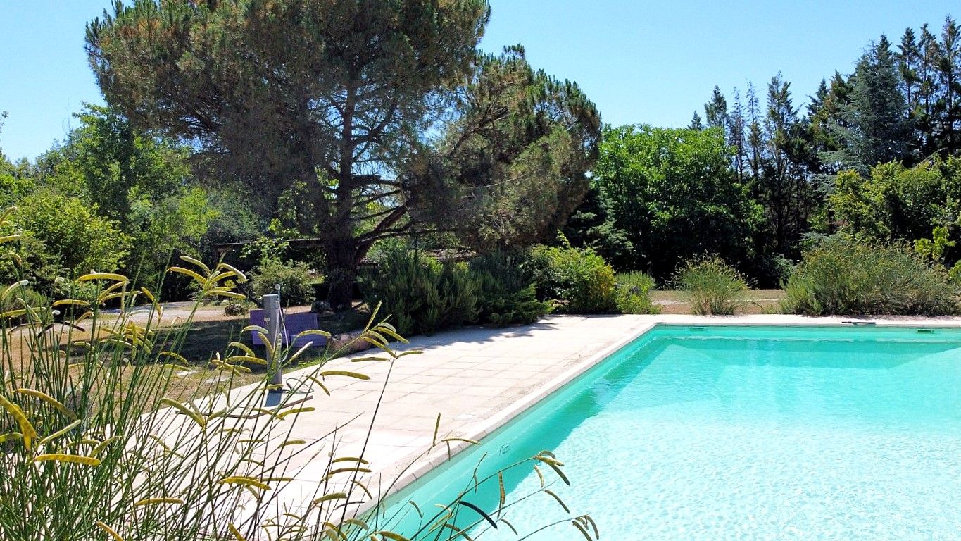 MONTCUQ Propriété de caractère avec piscine et dépendances dans un cadre d'exception 3