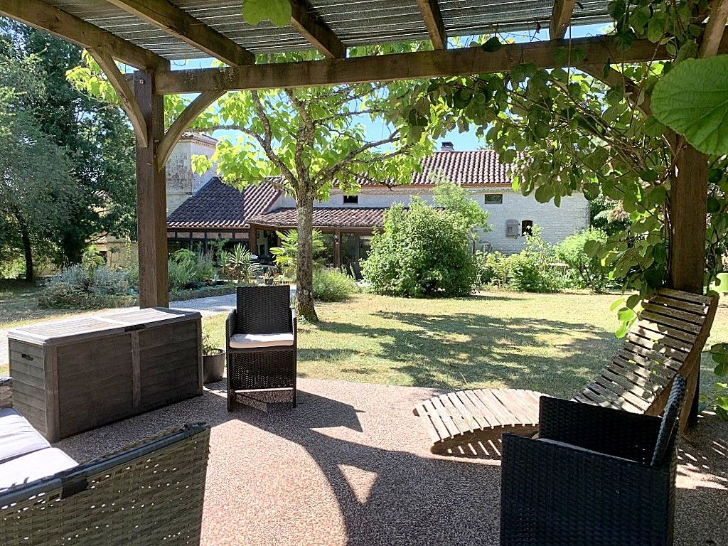 MONTCUQ Propriété de caractère avec piscine et dépendances dans un cadre d'exception 4