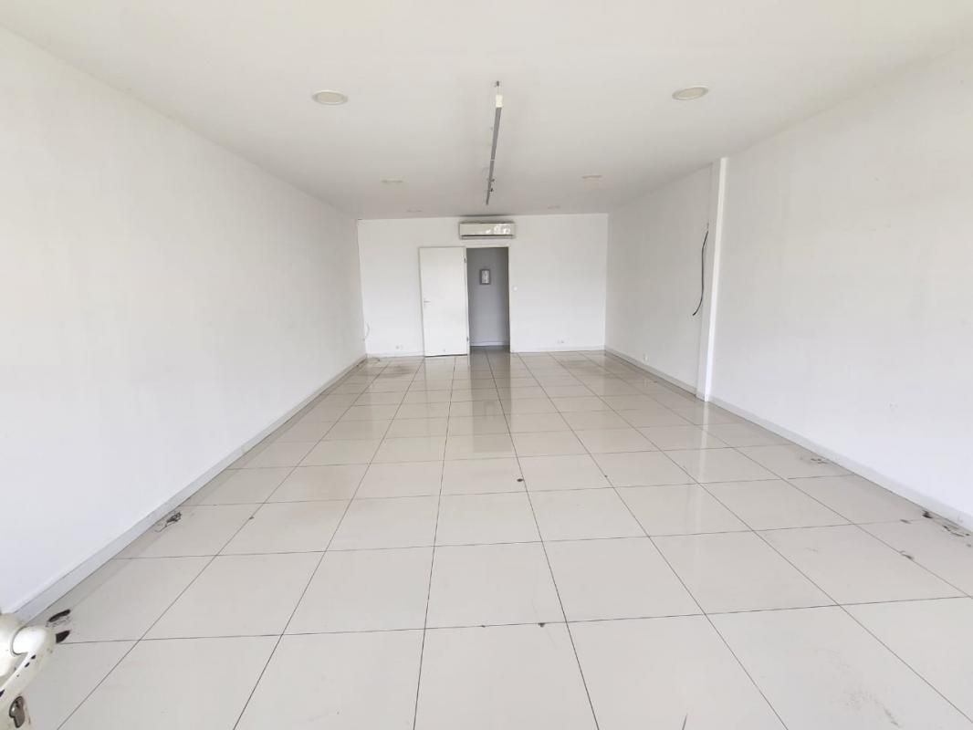 BAIE-MAHAULT BAIE MAHAULT - LOCAL COMMERCIAL 50 m² , LOCATION 3