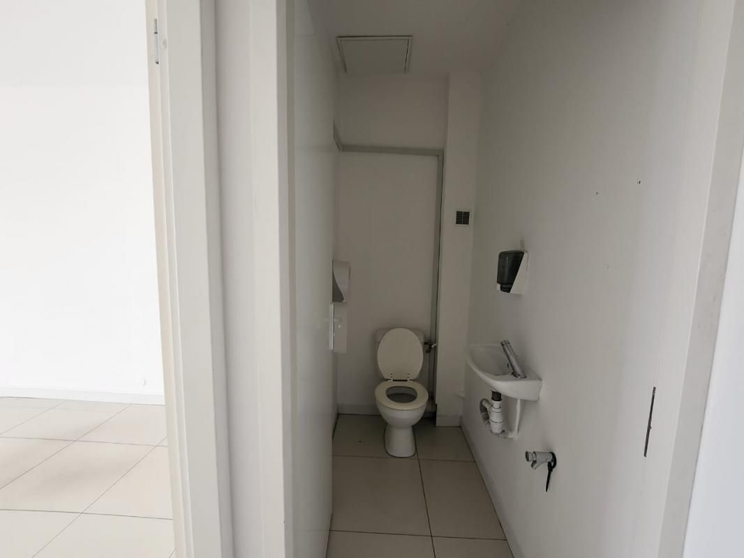 BAIE-MAHAULT BAIE MAHAULT - LOCAL COMMERCIAL 50 m² , LOCATION 4