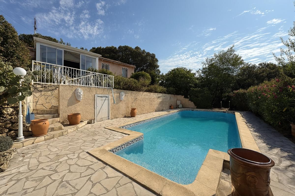 FAUGERES Villa avec piscine et garage à Faugères 1