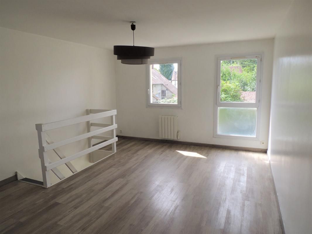 GAMBAIS Houdan 7 mn / Gambais 5 mn / Duplex 2 pièces 39 m2 avec extérieur et parking 4