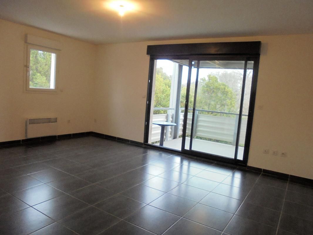 MIRAMAS Appartement avec terrasse et 2 places de parking 1