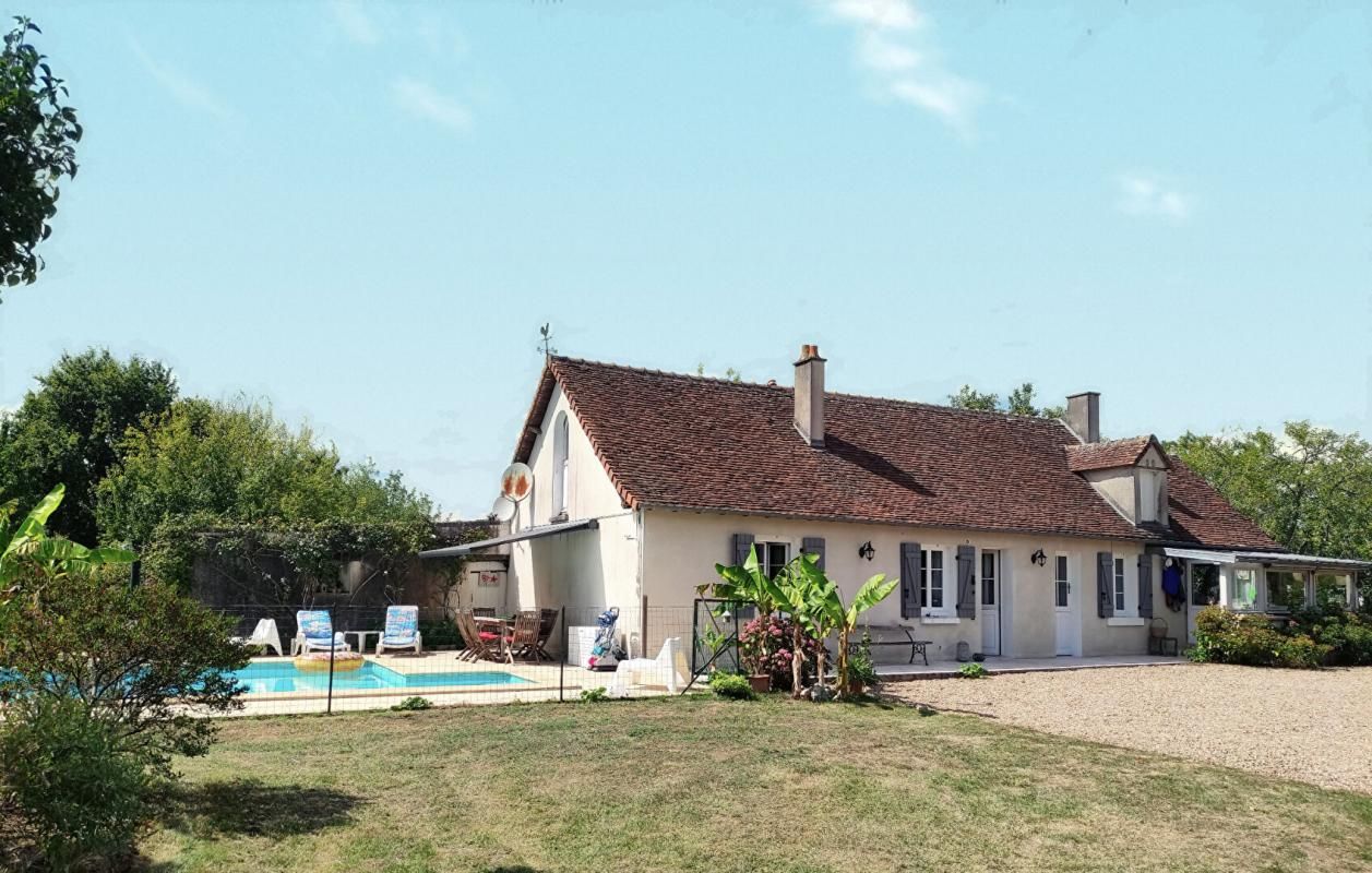 CHAUMUSSAY Fermette isolée sur 2 ha avec gîte et piscine Chaumussay 1