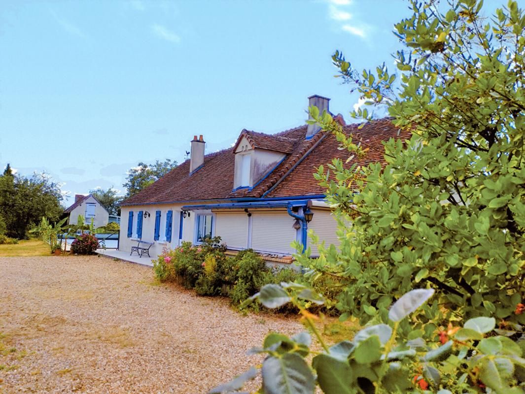 CHAUMUSSAY Fermette isolée sur 2 ha avec gîte et piscine Chaumussay 2