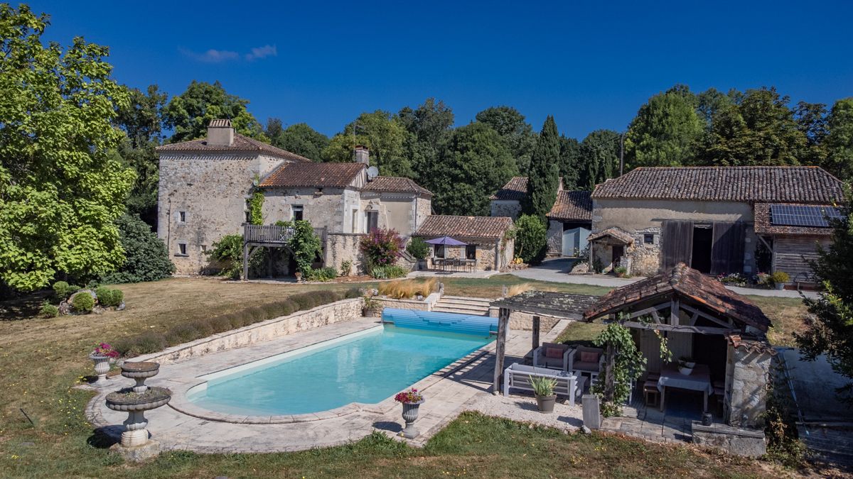 Proprieté chargé de histoire, 8 pièce(s) 240 m2, grange avec box, piscine, 6000m2 Terrain
