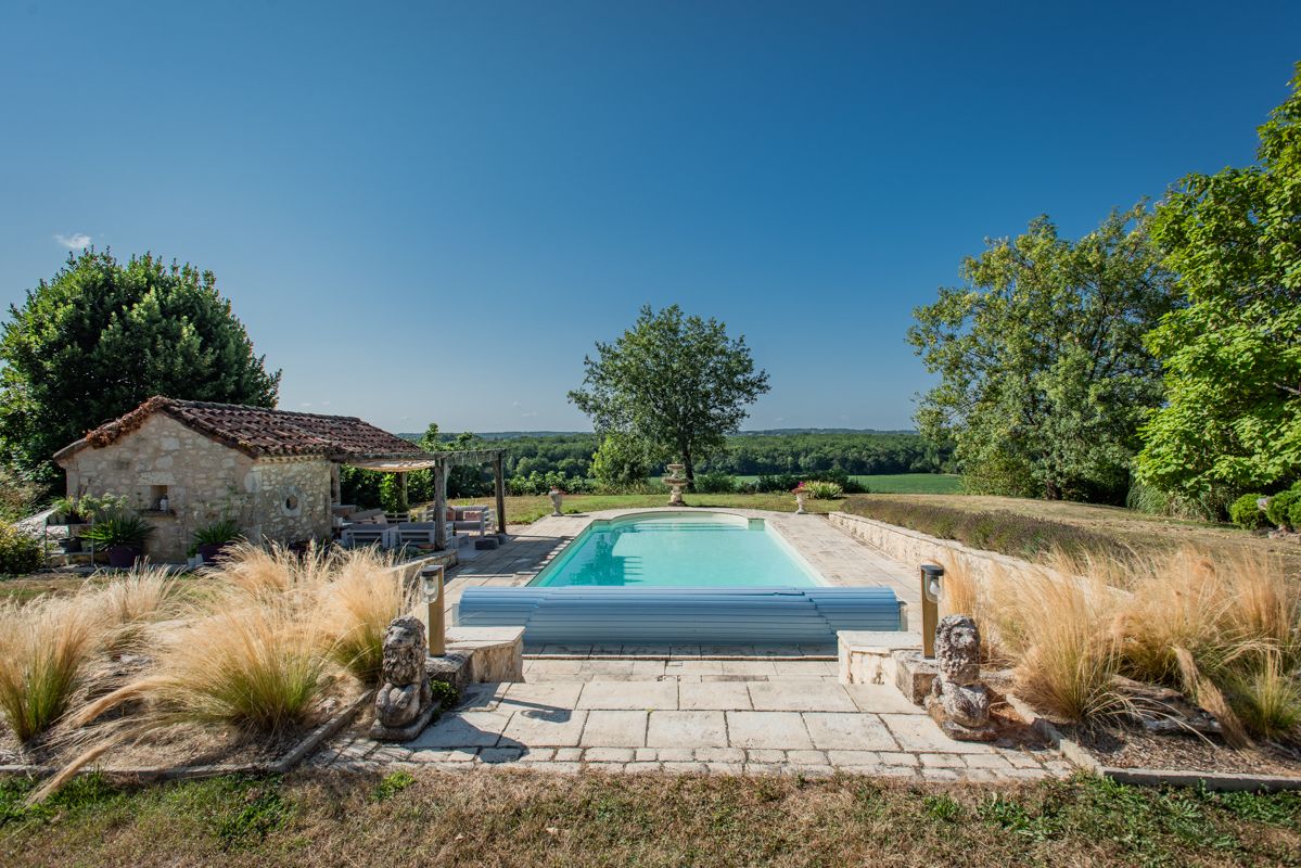 VILLEREAL Proprieté chargée d' histoire,  8 pièce(s) 240 m2,  2 puits, grange avec box, piscine, 6000m2 Terrain 3