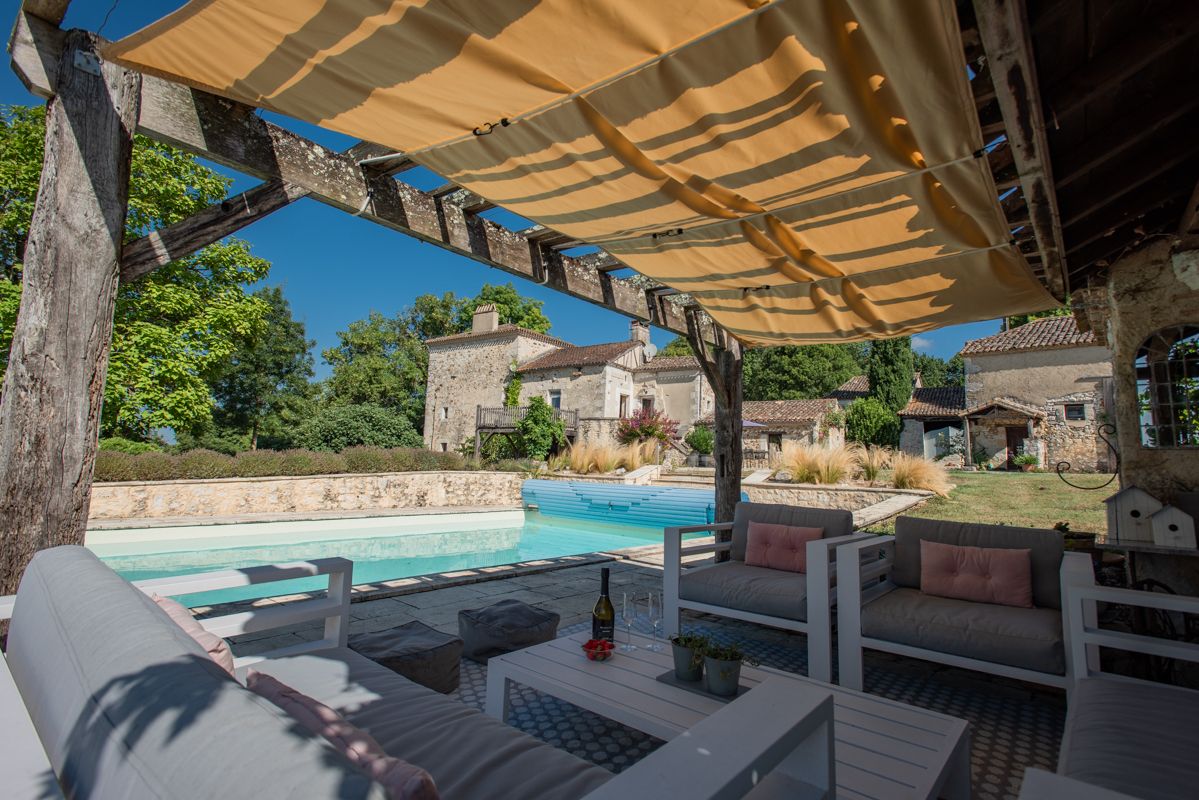VILLEREAL Proprieté chargée d' histoire,  8 pièce(s) 240 m2,  2 puits, grange avec box, piscine, 6000m2 Terrain 4