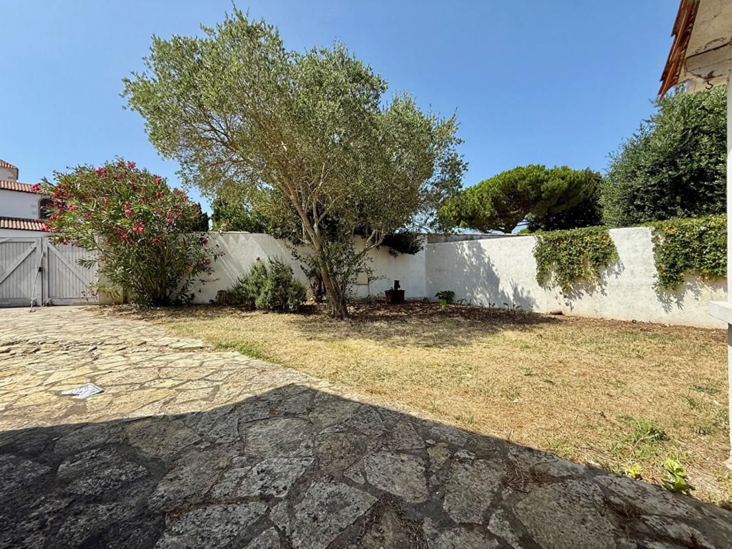 LOIX Maison au coeur du village de LOIX à 5 min de l'océan - 5 pièces de 121 m2 3