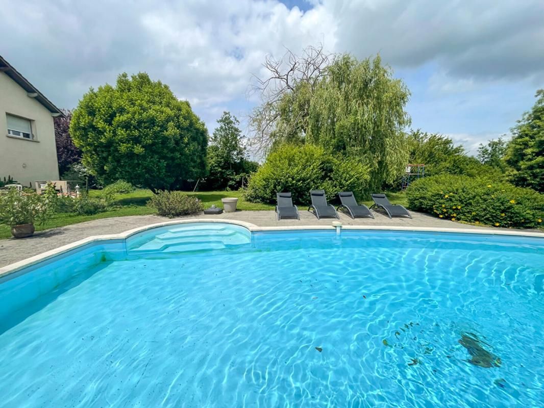 SAINT-SAUVEUR Grande maison familiale avec piscine et jardin à Saint-Sauveur 1