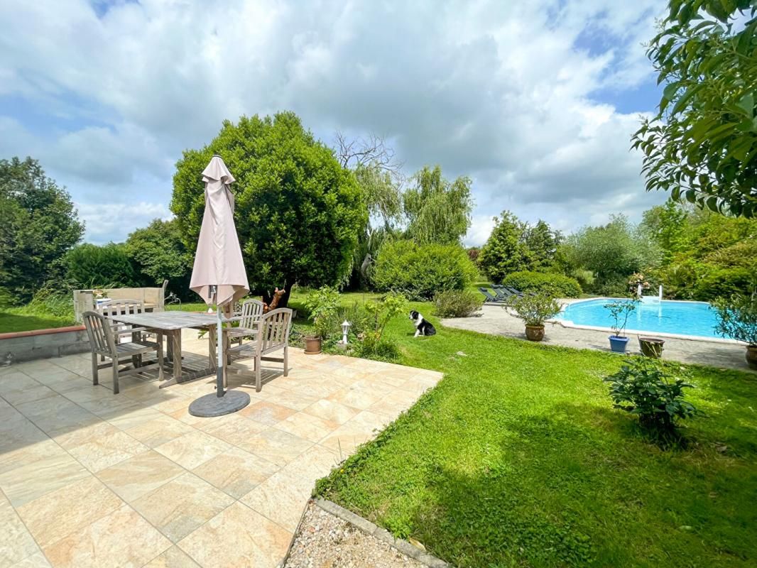 SAINT-SAUVEUR Grande maison familiale avec piscine et jardin à Saint-Sauveur 3