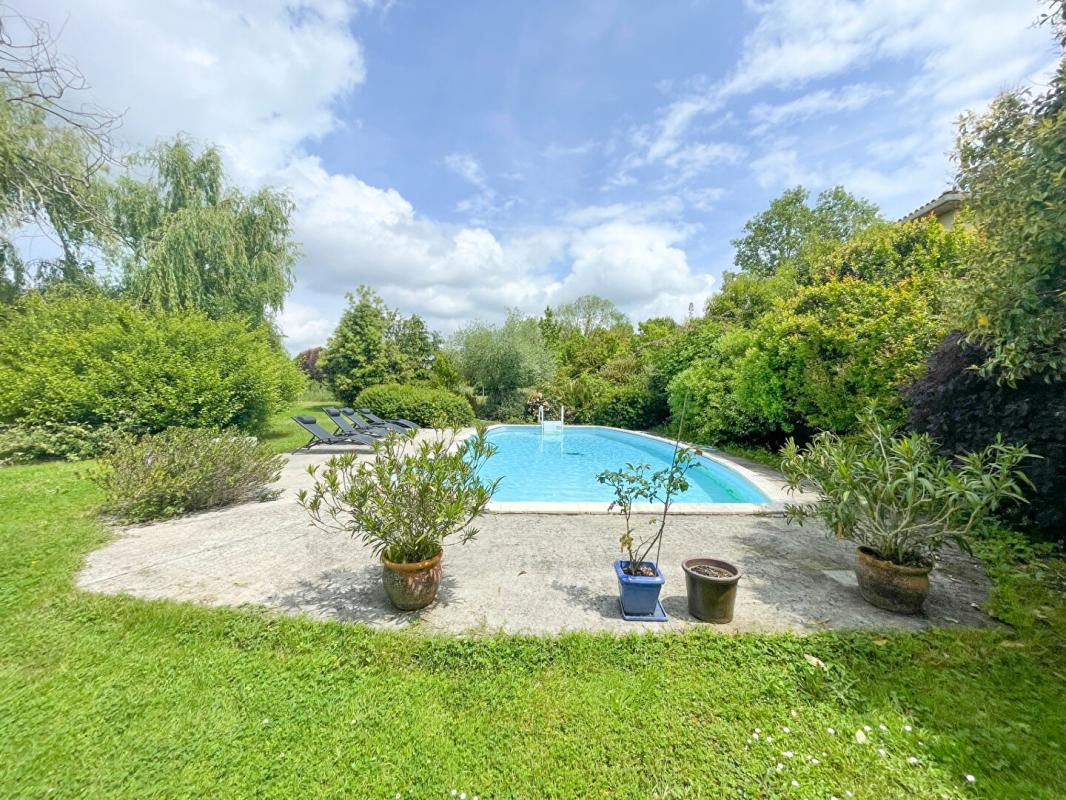 SAINT-SAUVEUR Grande maison familiale avec piscine et jardin à Saint-Sauveur 4