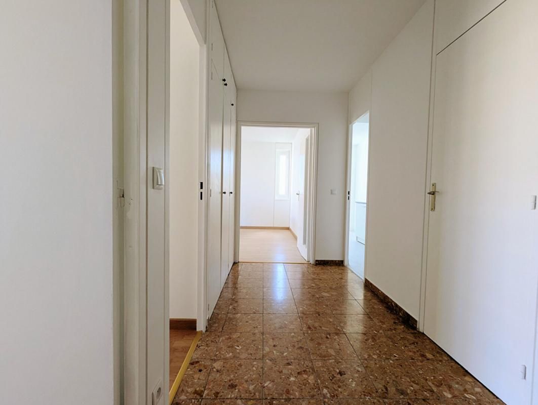 VILLEURBANNE T3 60 m² avec 3 balcons + Box fermé, Vue Parc, Métro Flachet 3