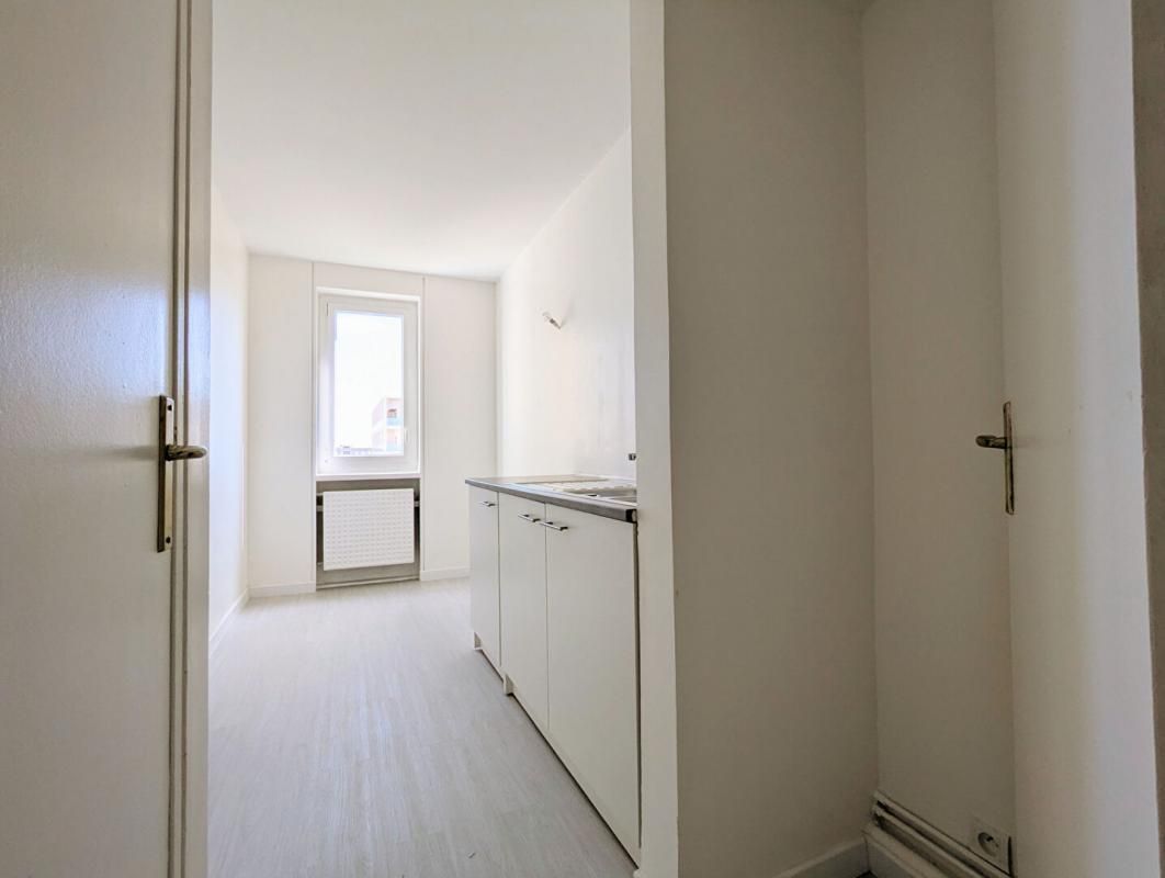 VILLEURBANNE T3 60 m² avec 3 balcons + Box fermé, Vue Parc, Métro Flachet 4