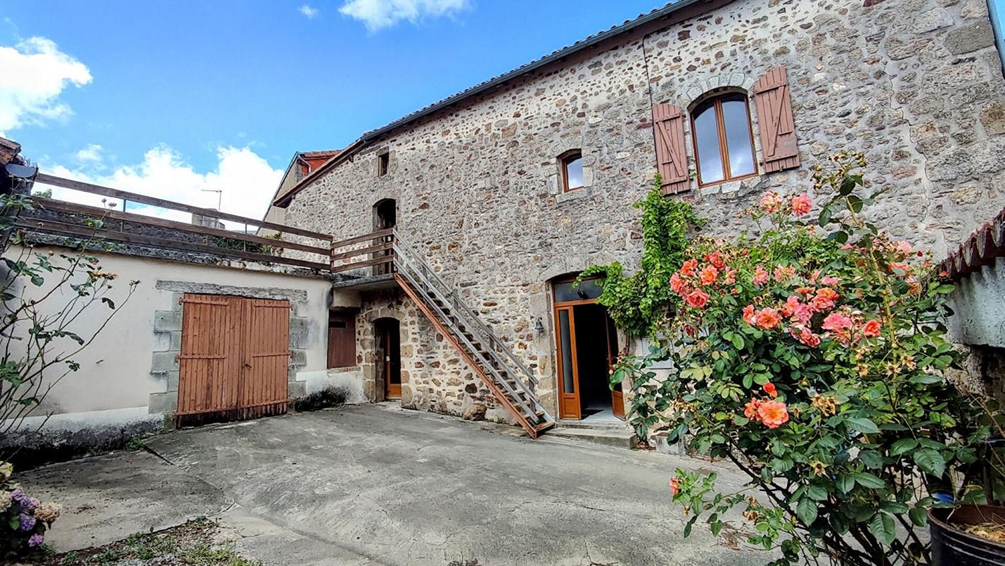 BRILLAC Maison 6 pièces garage double cour et terrasse 2