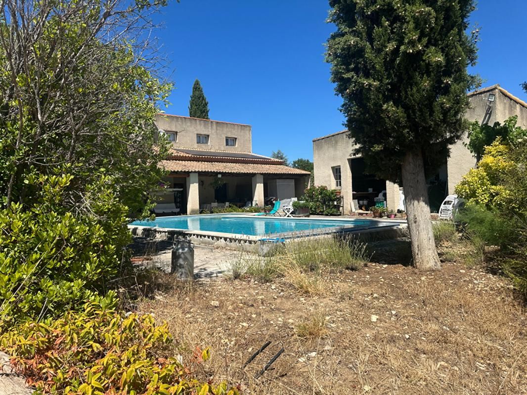LA TOUR-D'AIGUES À vendre : Maison familiale avec piscine, jardin et vue imprenable à La Tour-d'Aigues 4