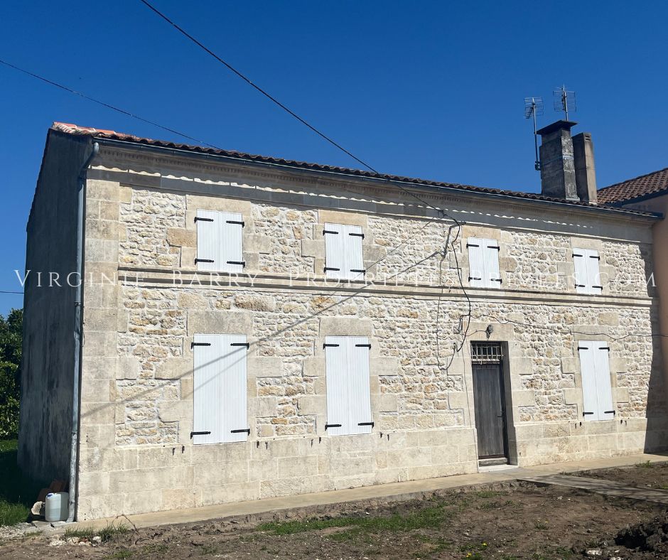 BORDS BELLE MAISON CHARENTAISE AVEC GARAGE ET JARDIN 1