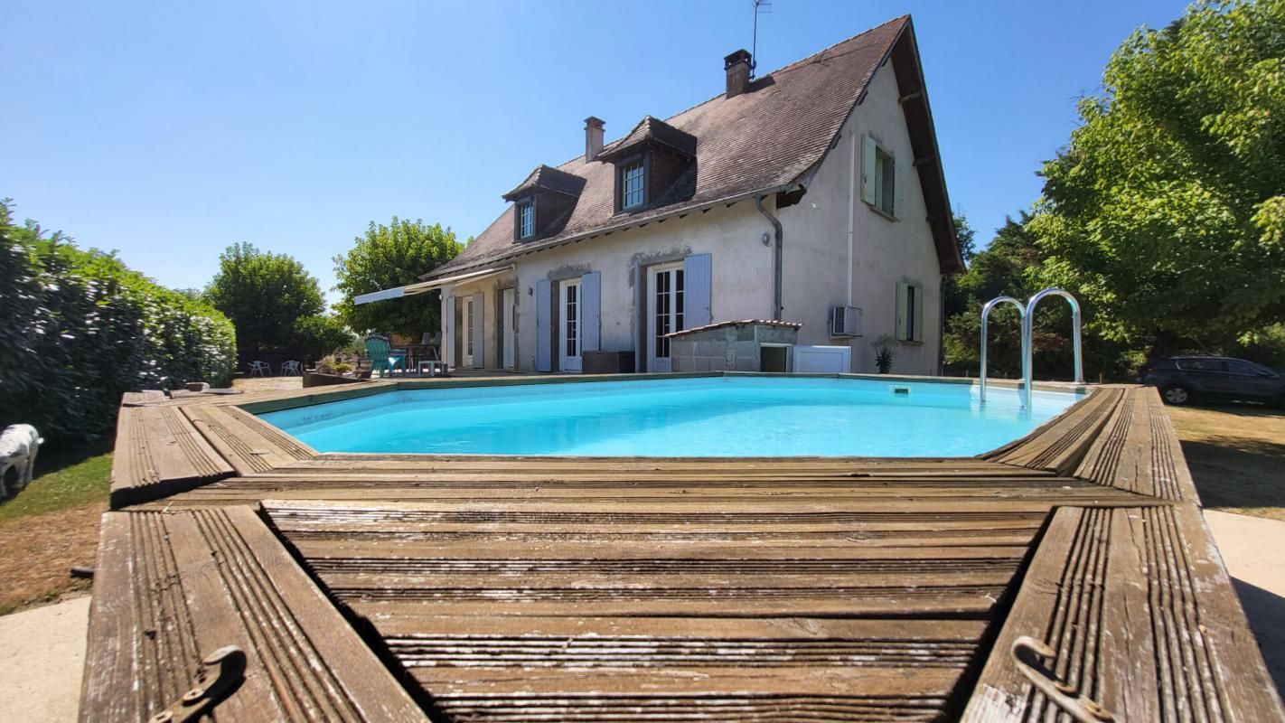 Maison proche Saint Laurent Des Hommes 5 chambres 163 m2 et terrain 8000 m²