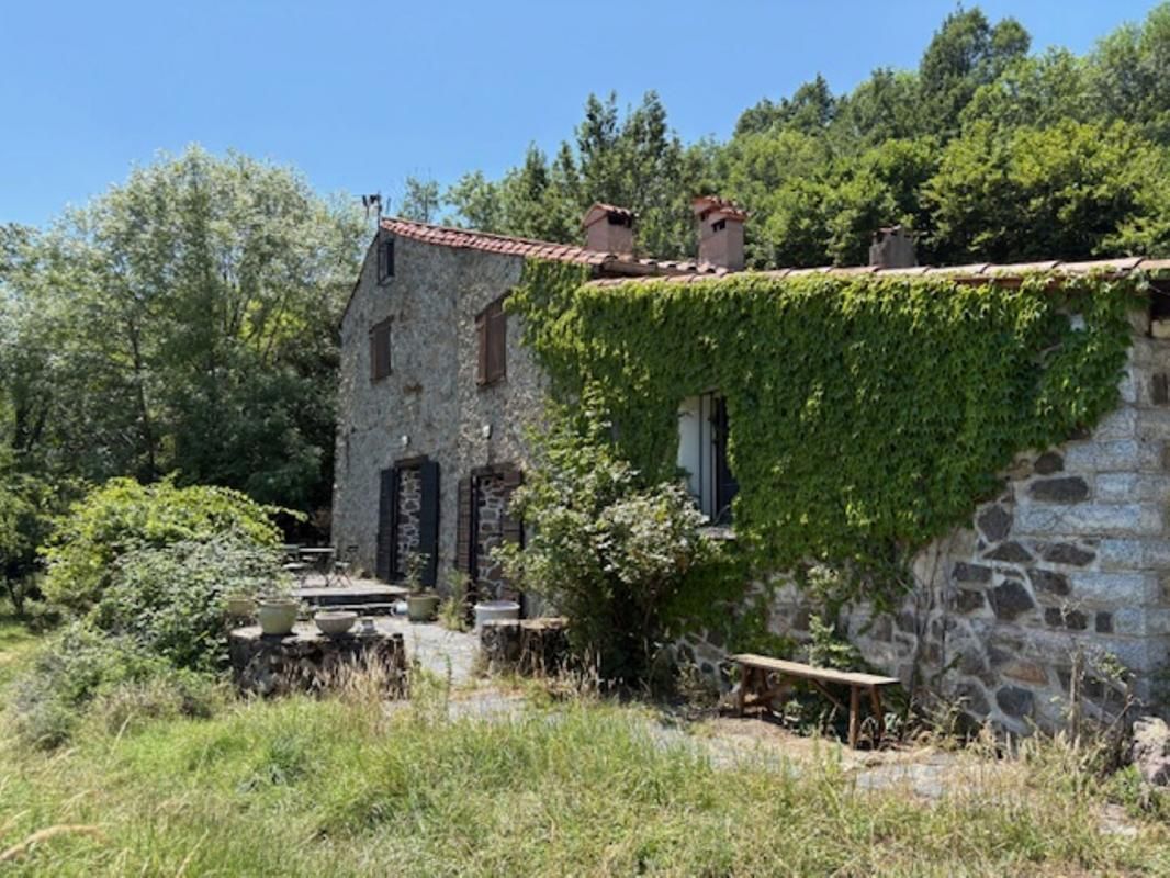 Propriété d'agrément Lamanère   Haut Vallespir  --  6 pièces  240 m2  -- 8 000 m² de terrain