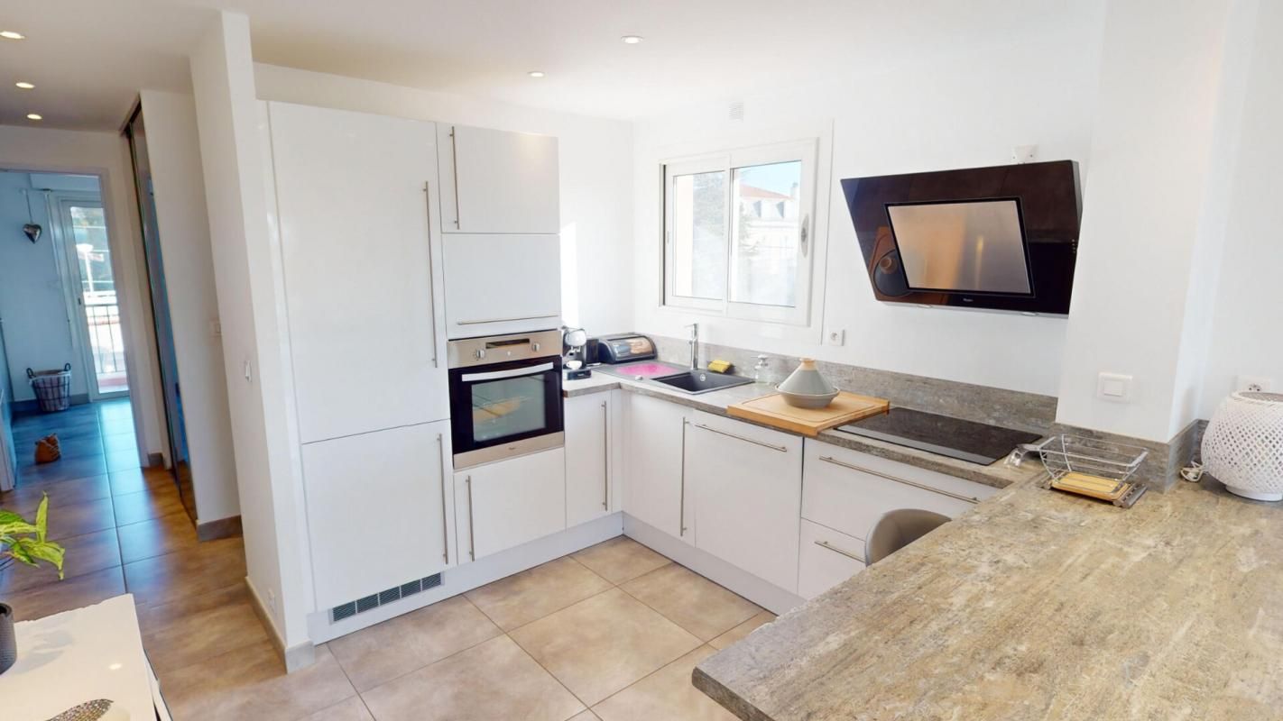 SAINT-RAPHAEL Appartement Saint Raphael 2 pièce(s) 45 m2 Vue Mer Cave et PKG privatif 3