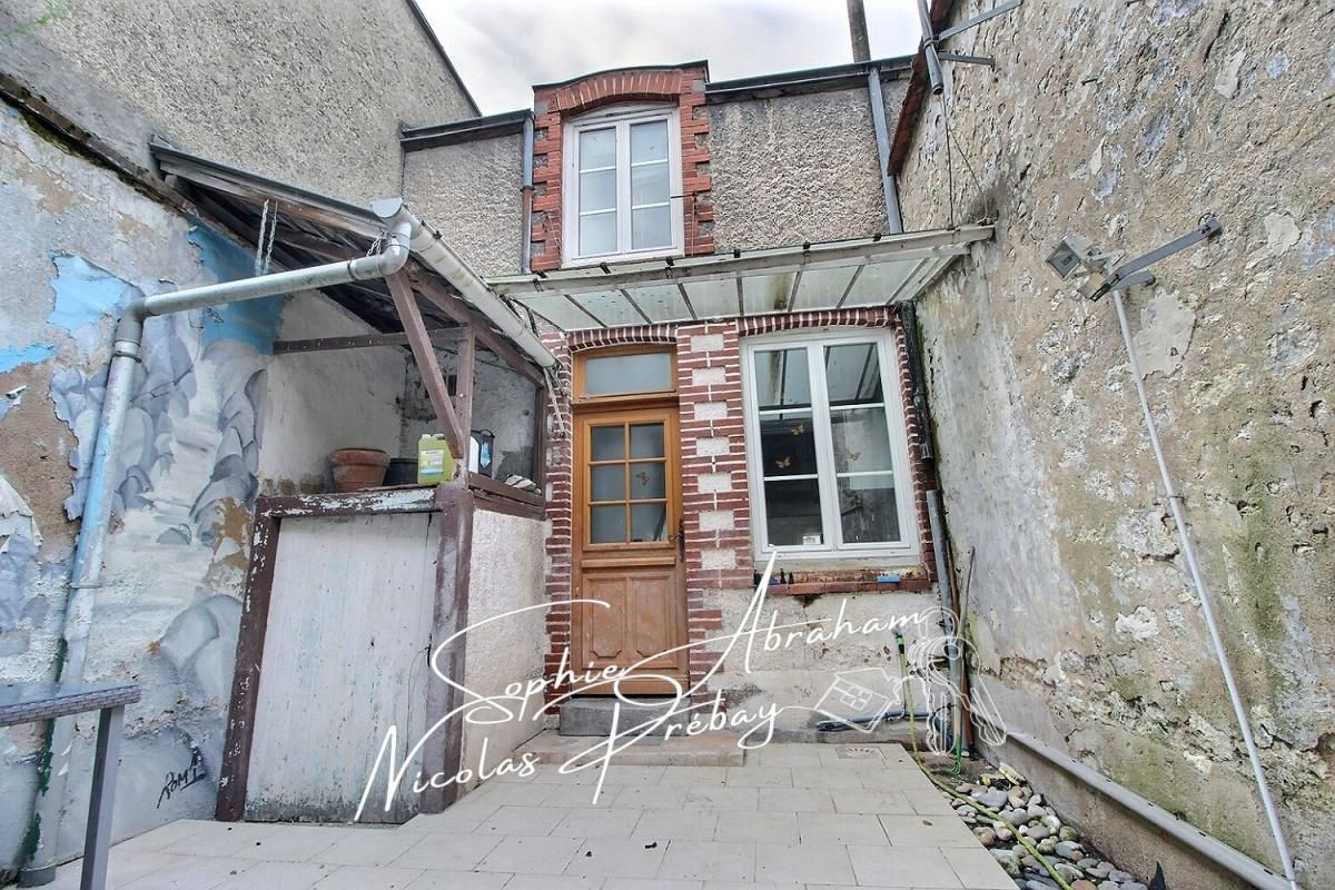 Maison en pierres avec garage et cour