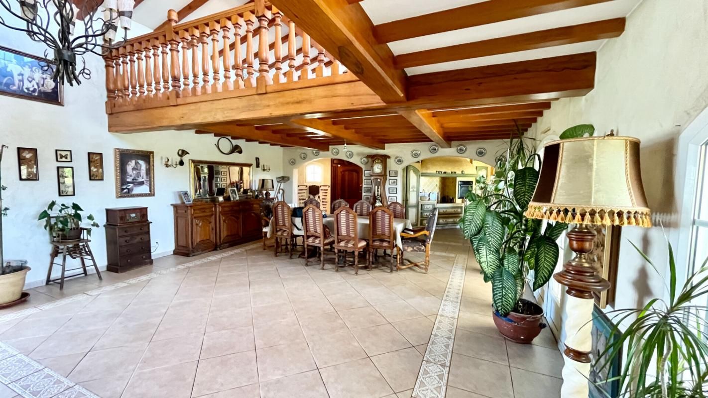 SAINTES-MARIES-DE-LA-MER Maison 7 pièce(s) 255 m2 1 092 000 4