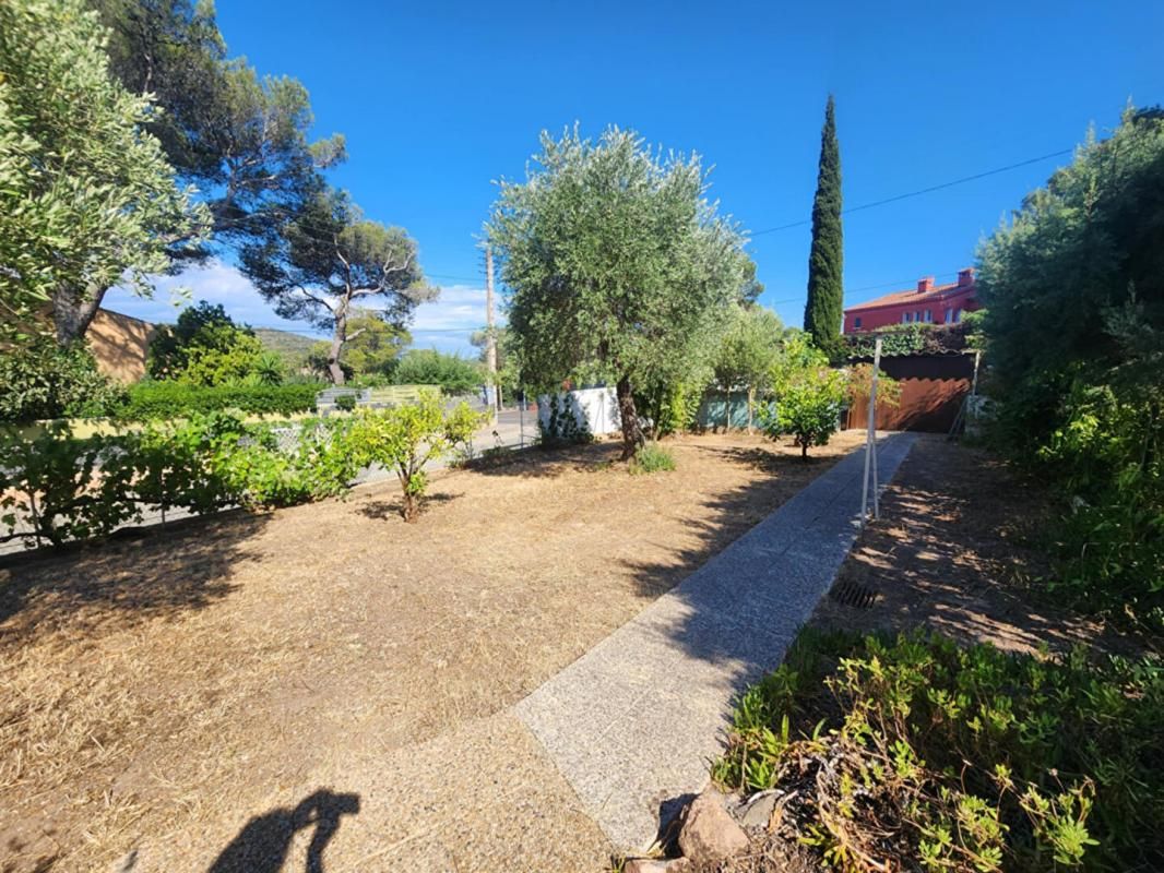 SAINT-RAPHAEL Maison Boulouris 4 pièces 82 m2- VERANDA- SOUS-SOL- JARDIN 4