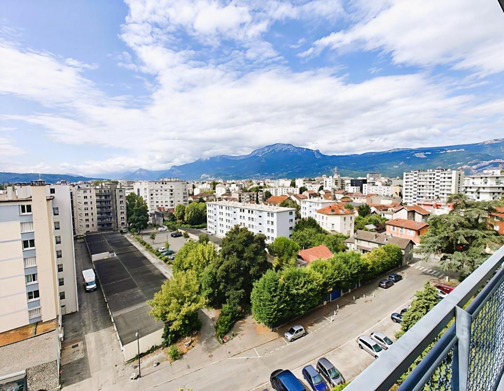 SAINT-MARTIN-D'HERES Appartement T3 -66 m² -8/9 étages vue panoramique tous les massifs, balcon DPE D 2