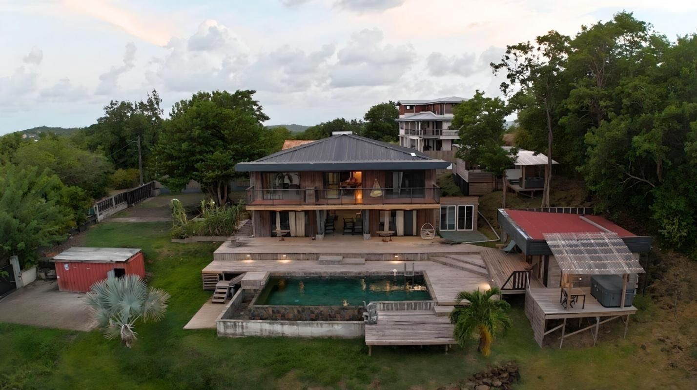 LE MARIN Domaine de 1 villa F6 + 2 bungalows indépendants + piscine + vue mer au Marin 2