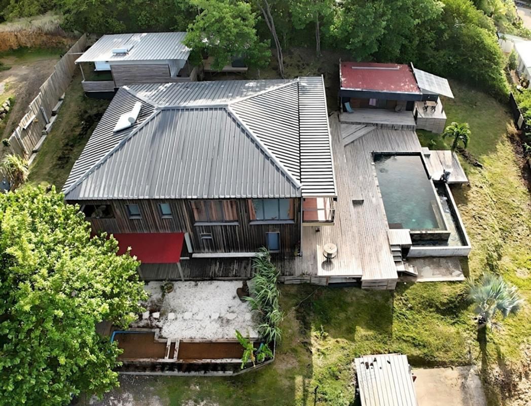 LE MARIN Domaine de 1 villa F6 + 2 bungalows indépendants + piscine + vue mer au Marin 3