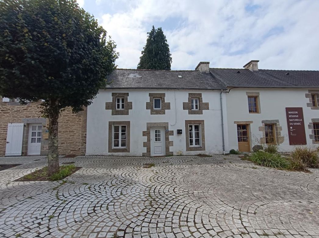 29690 Brennilis maison de bourg 2 chambres salon séjour cuisine aménagée terrain 140 m²