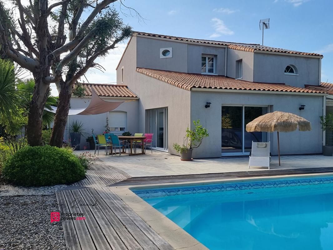 LA FERRIERE Maison La Ferrière 218 m2 4 chambres + piscine 1