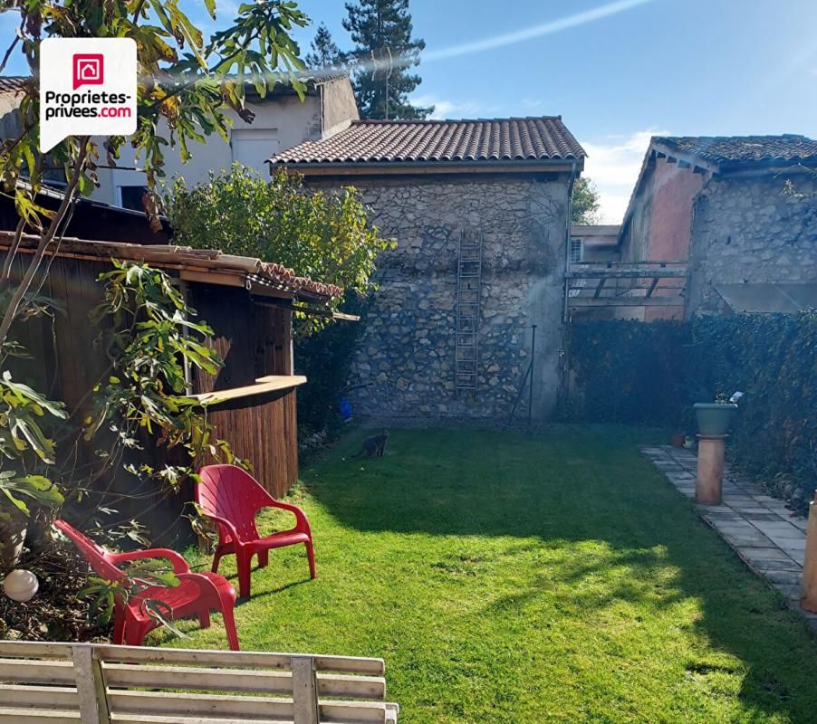 BAZAS Immeuble en pierre de 156 m² avec local commercial + maison avec jardin 2