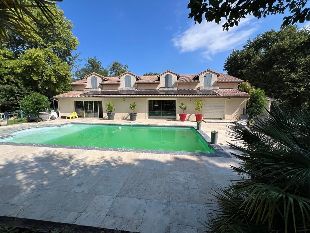 CHATEAUNEUF-SUR-ISERE Maison Chateauneuf Sur Isere 10 pièce(s) 338 m2, piscine 1