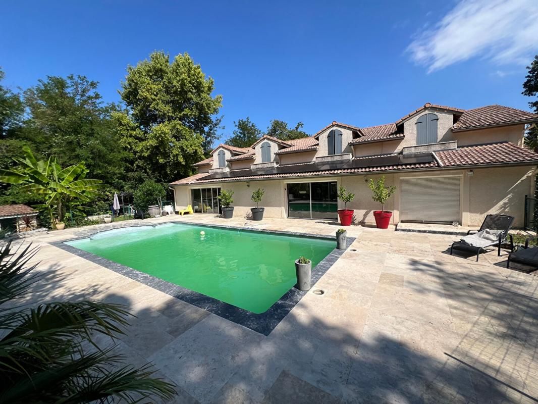 CHATEAUNEUF-SUR-ISERE Maison Chateauneuf Sur Isere 10 pièce(s) 338 m2, piscine 2
