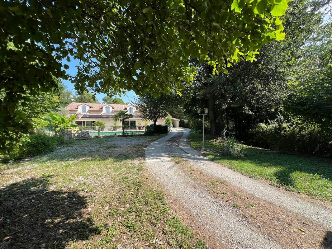 CHATEAUNEUF-SUR-ISERE Maison Chateauneuf Sur Isere 10 pièce(s) 338 m2, piscine 4