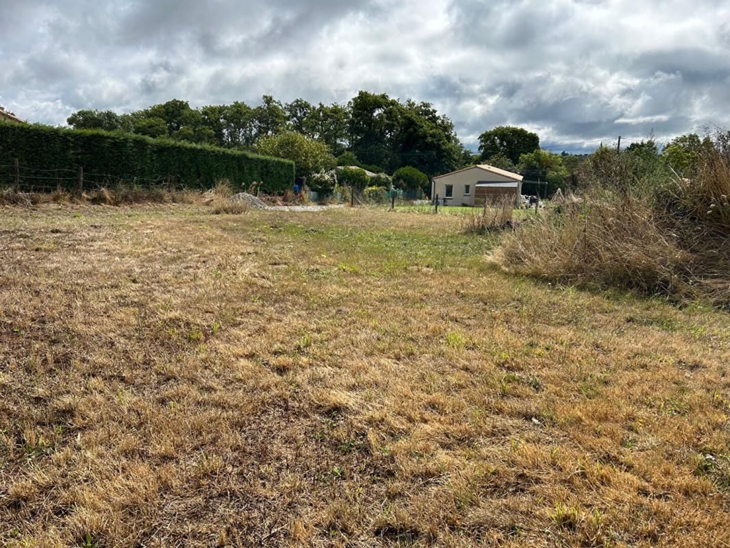 VUE Terrain constructible de 1306 m2 à Vue 2