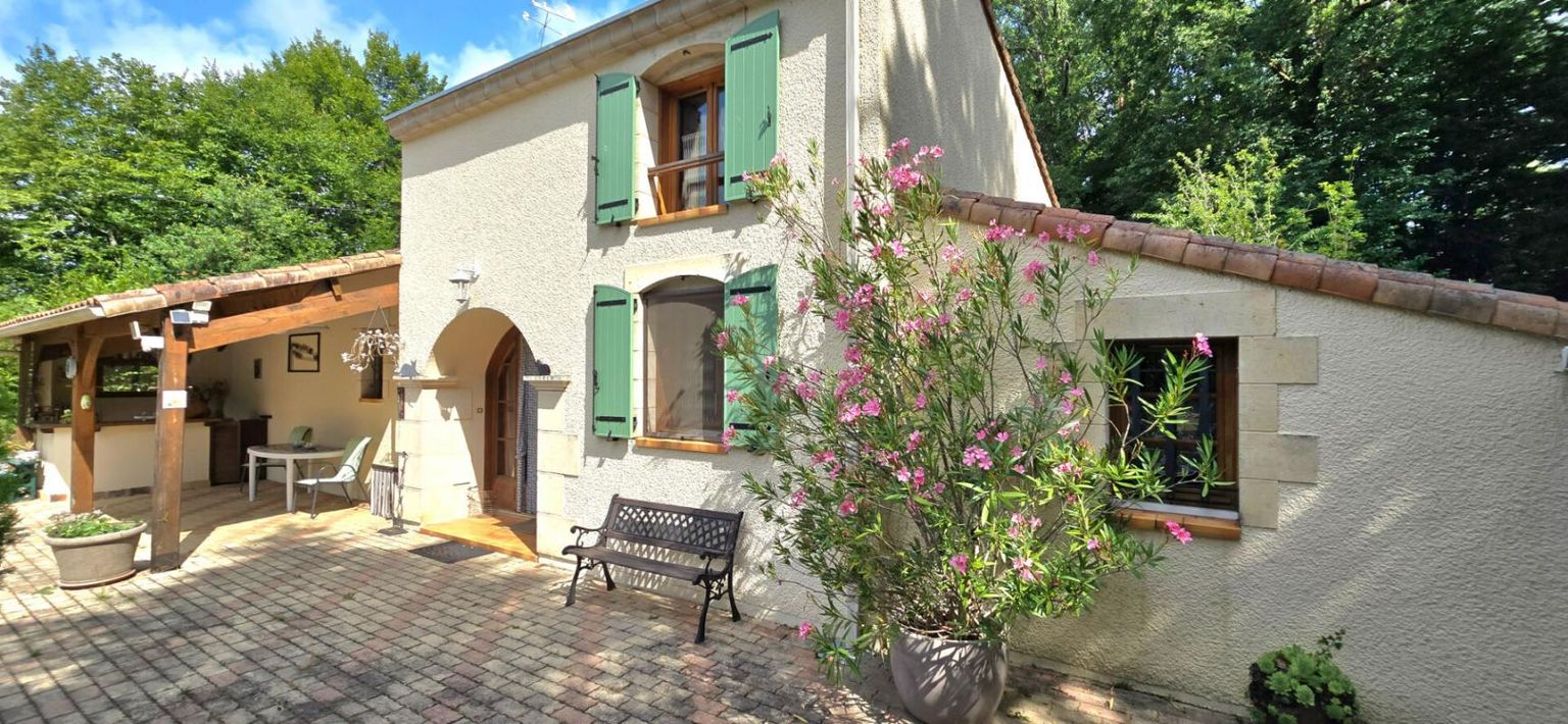 Maison individuelle de type 5, avec piscine, sur un terrain plat et boisé de 3337 m²