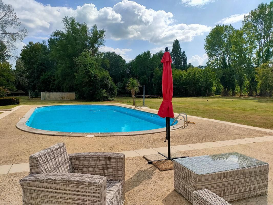 SAINT-SEURIN-DE-PRATS PROPRIETE - 280 m² - 10 pièces - 4 hectares avec dépendances 2