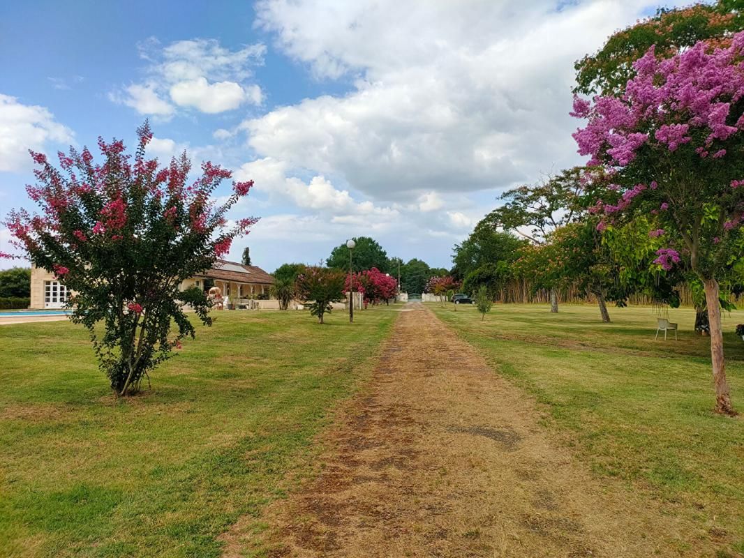 SAINT-SEURIN-DE-PRATS PROPRIETE - 280 m² - 10 pièces - 4 hectares avec dépendances 3