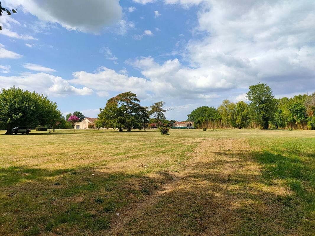 SAINT-SEURIN-DE-PRATS PROPRIETE - 280 m² - 10 pièces - 4 hectares avec dépendances 4