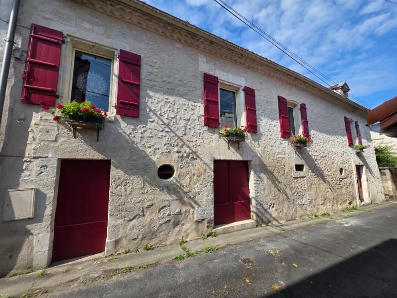 LISLE Maison atypique pleine de charme au centre du village de Lisle 1