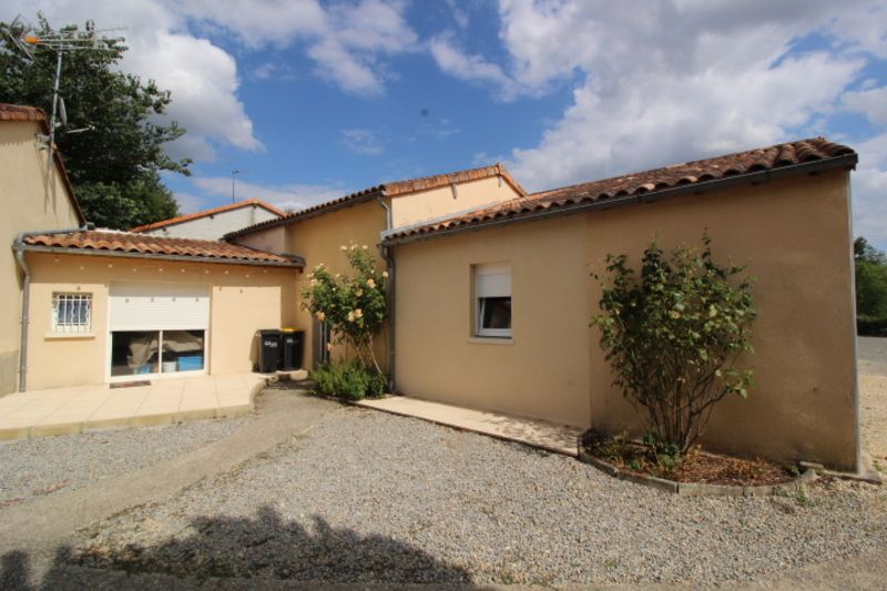 SAINT-GENEST-D'AMBIERE Maison Saint Genest D Ambiere 9 pièce(s) 150.70 m2 2