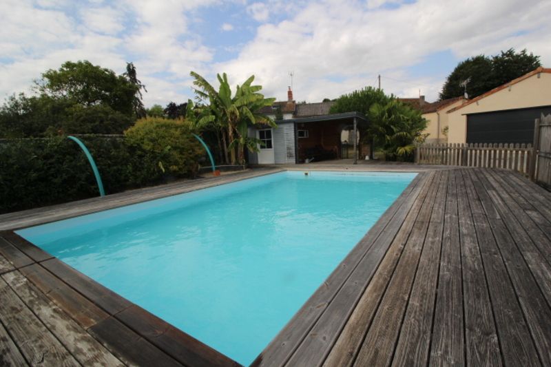 SAINT-GENEST-D'AMBIERE Maison Saint Genest D Ambiere 9 pièce(s) 150.70 m2 4